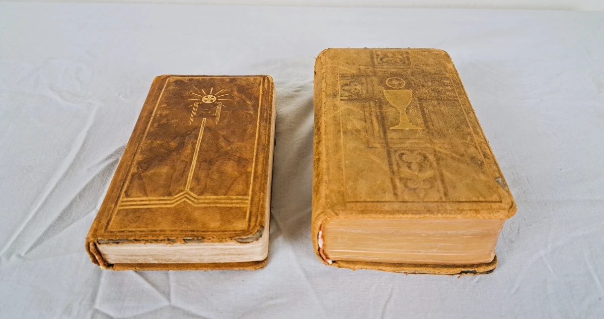 Set van twee katholieke liturgische boeken van Brepols Turnhout in lederen band