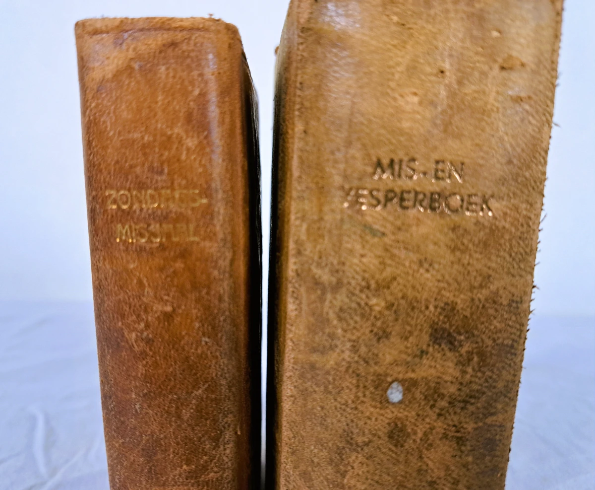 Set van twee katholieke liturgische boeken van Brepols Turnhout in lederen band