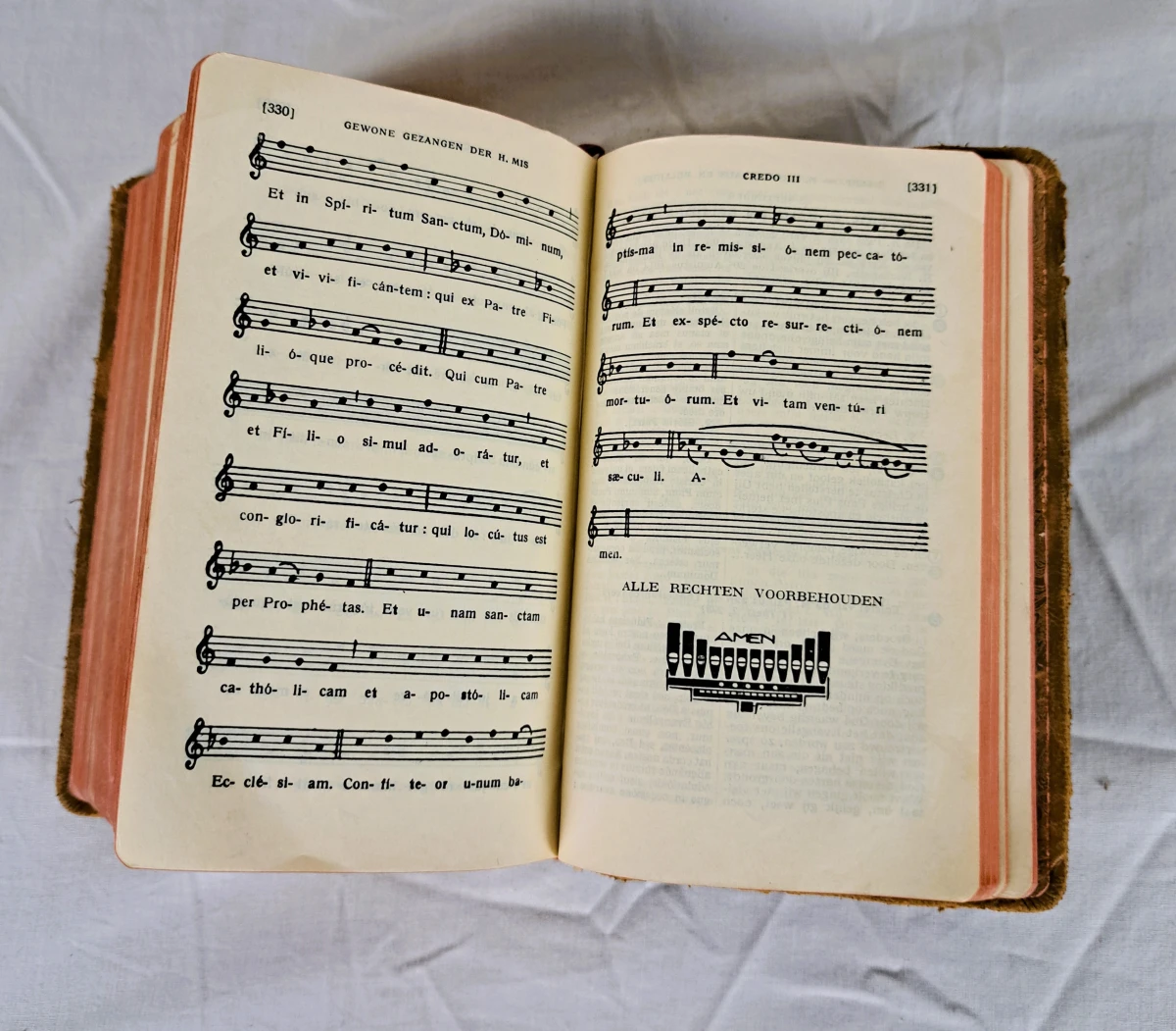 Set van twee katholieke liturgische boeken van Brepols Turnhout in lederen band