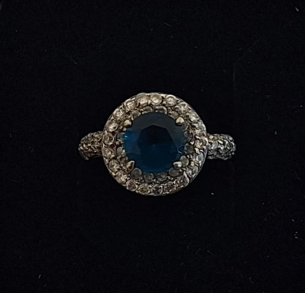 Zilveren ring met een grote blauwe steen