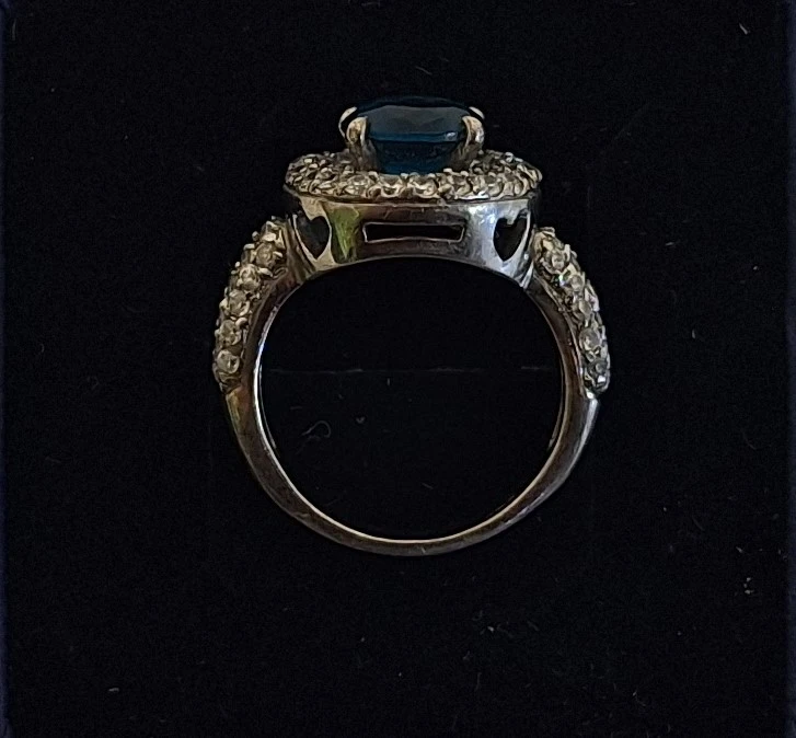 Zilveren ring met een grote blauwe steen