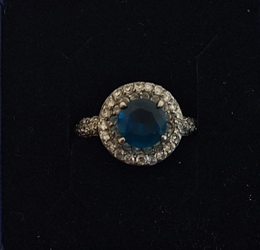Zilveren ring met een grote blauwe steen