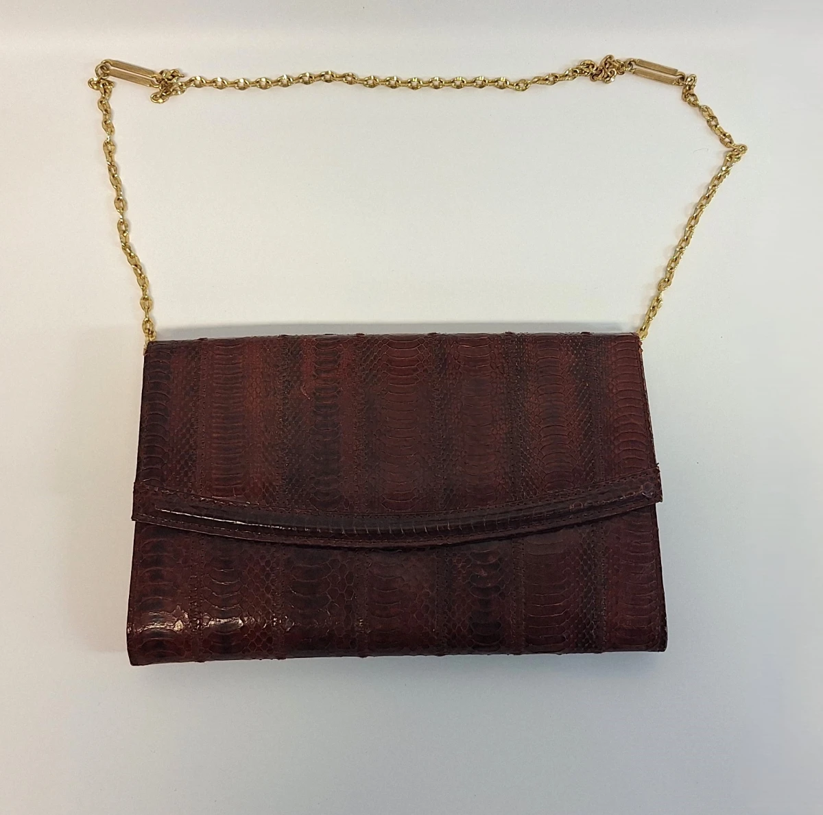 Donkerbruine handtas met gouden ketting