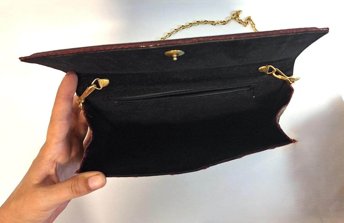 Donkerbruine handtas met gouden ketting