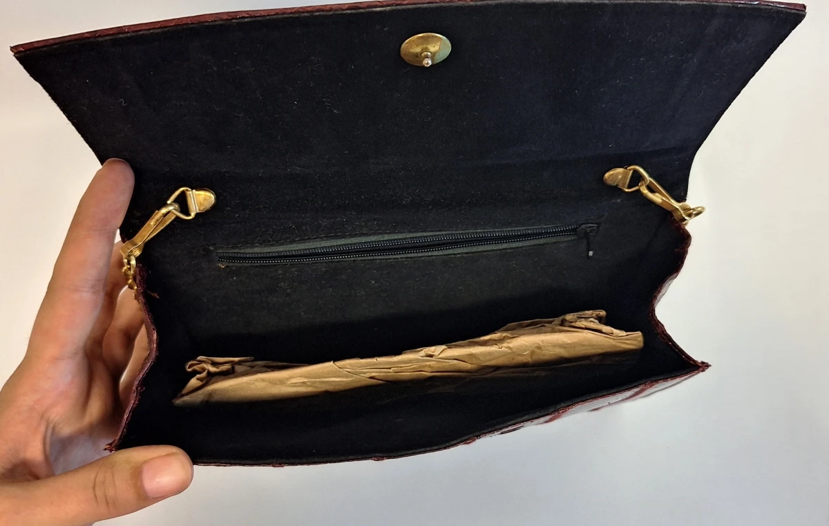 Donkerbruine handtas met gouden ketting
