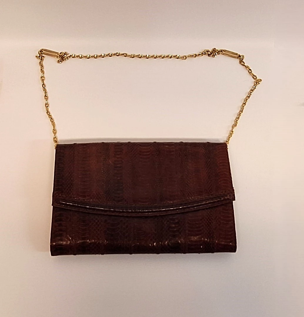 Donkerbruine handtas met gouden ketting