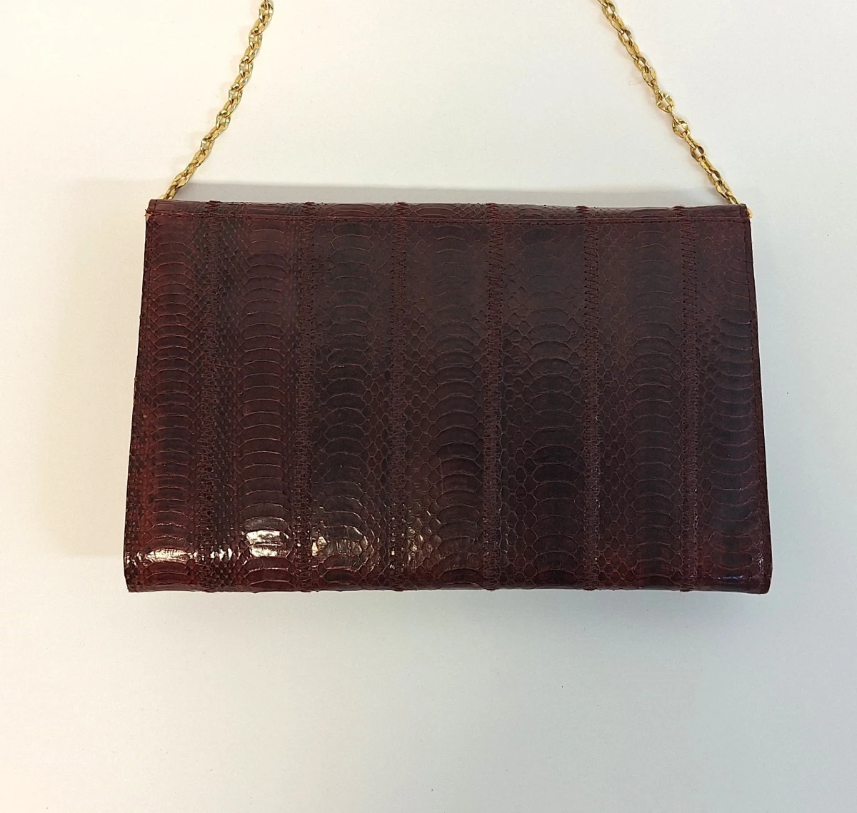Donkerbruine handtas met gouden ketting