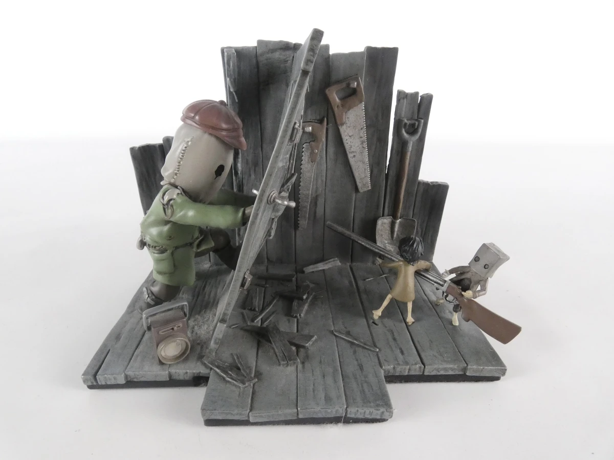 Little Nightmares beeldje met houten decor en figuren