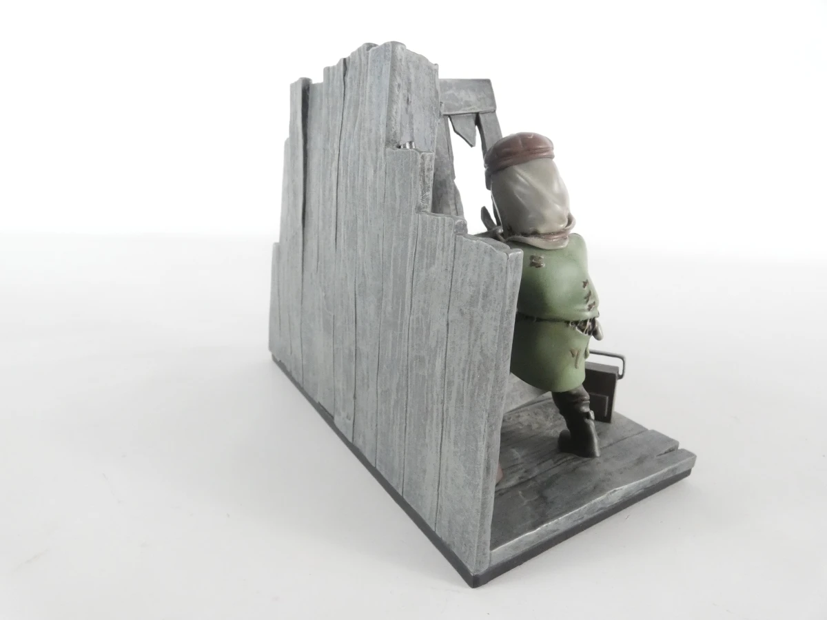 Little Nightmares beeldje met houten decor en figuren