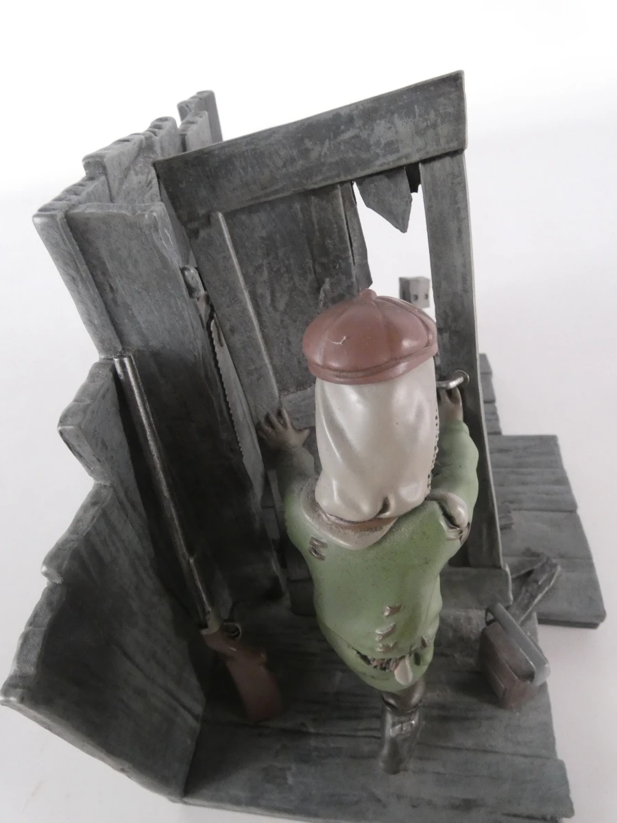 Little Nightmares beeldje met houten decor en figuren