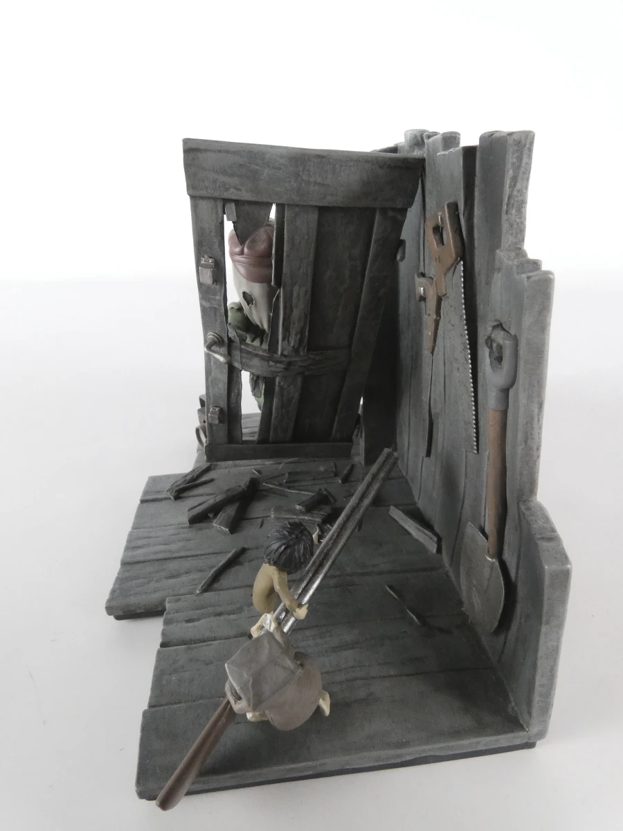 Little Nightmares beeldje met houten decor en figuren