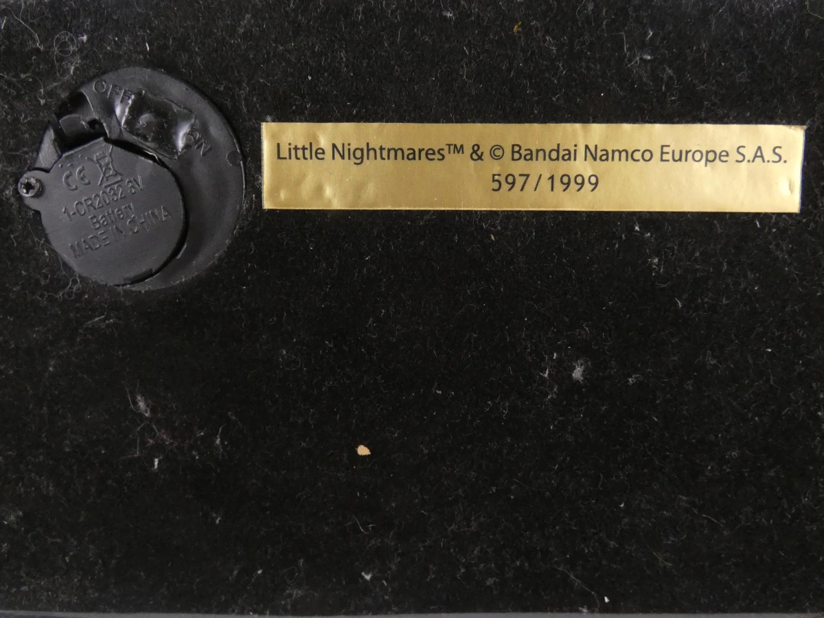 Little Nightmares beeldje met houten decor en figuren