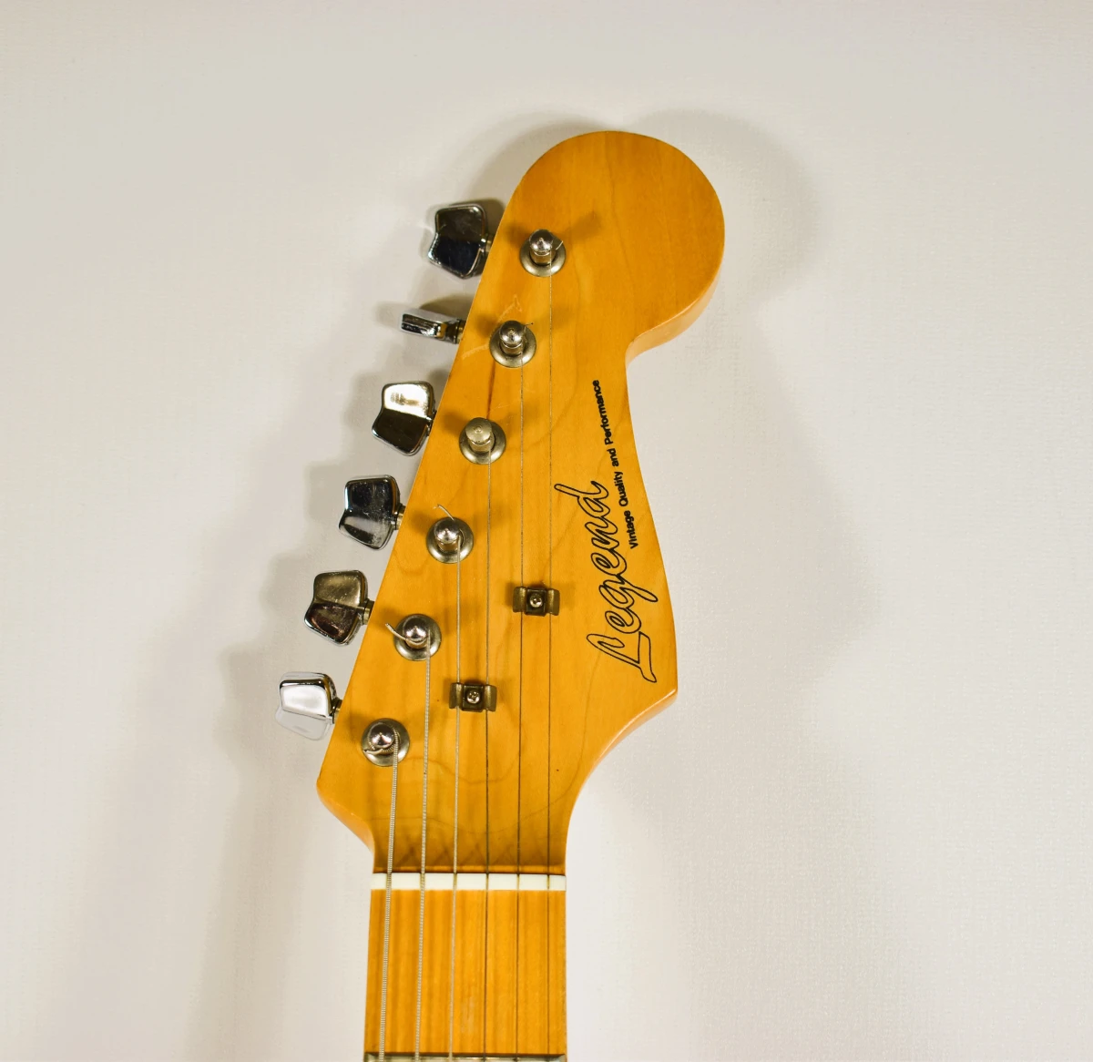 Legend Stratocaster-stijl elektrische gitaar met draagriem – sunburst