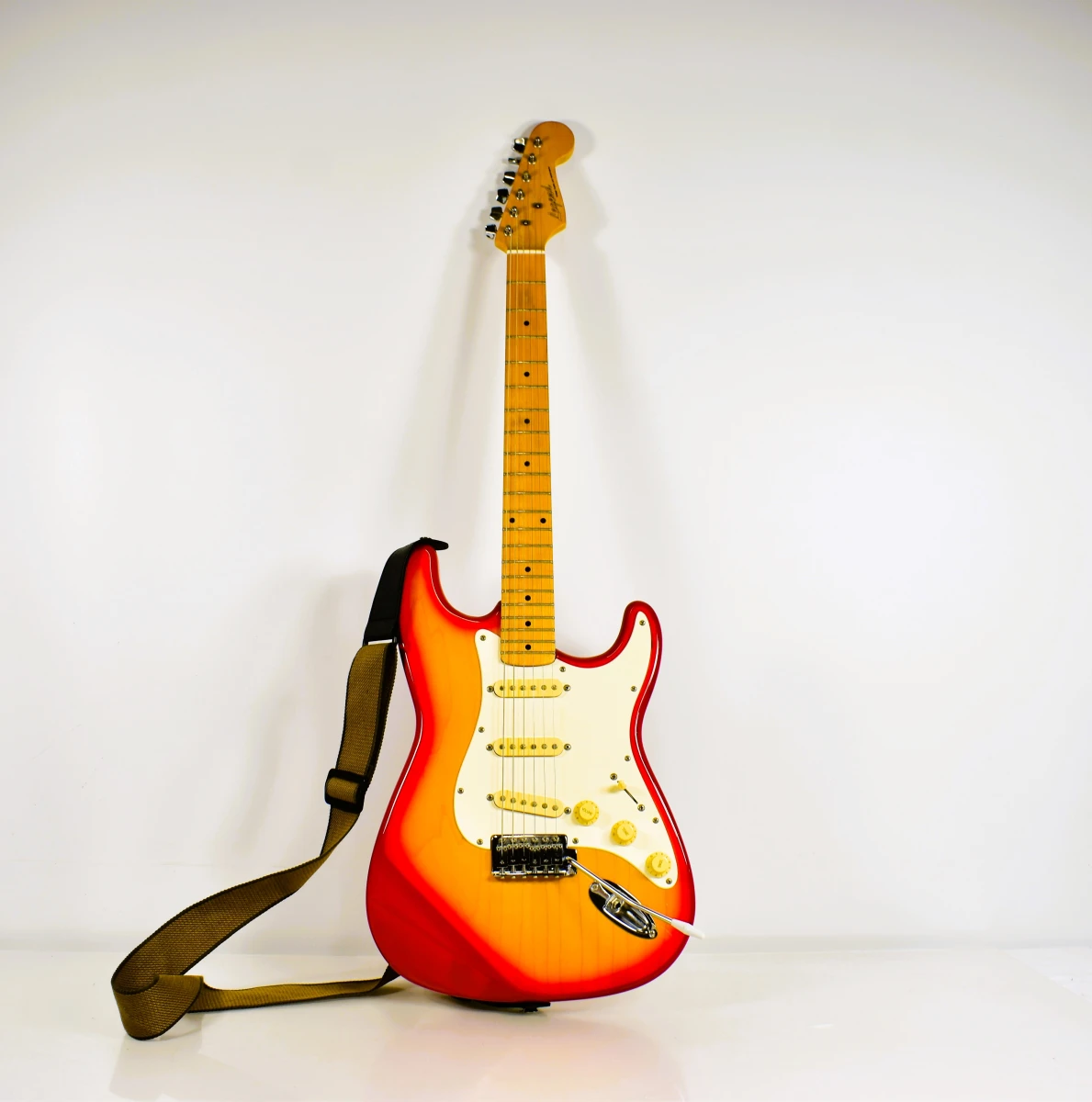 Legend Stratocaster-stijl elektrische gitaar met draagriem – sunburst
