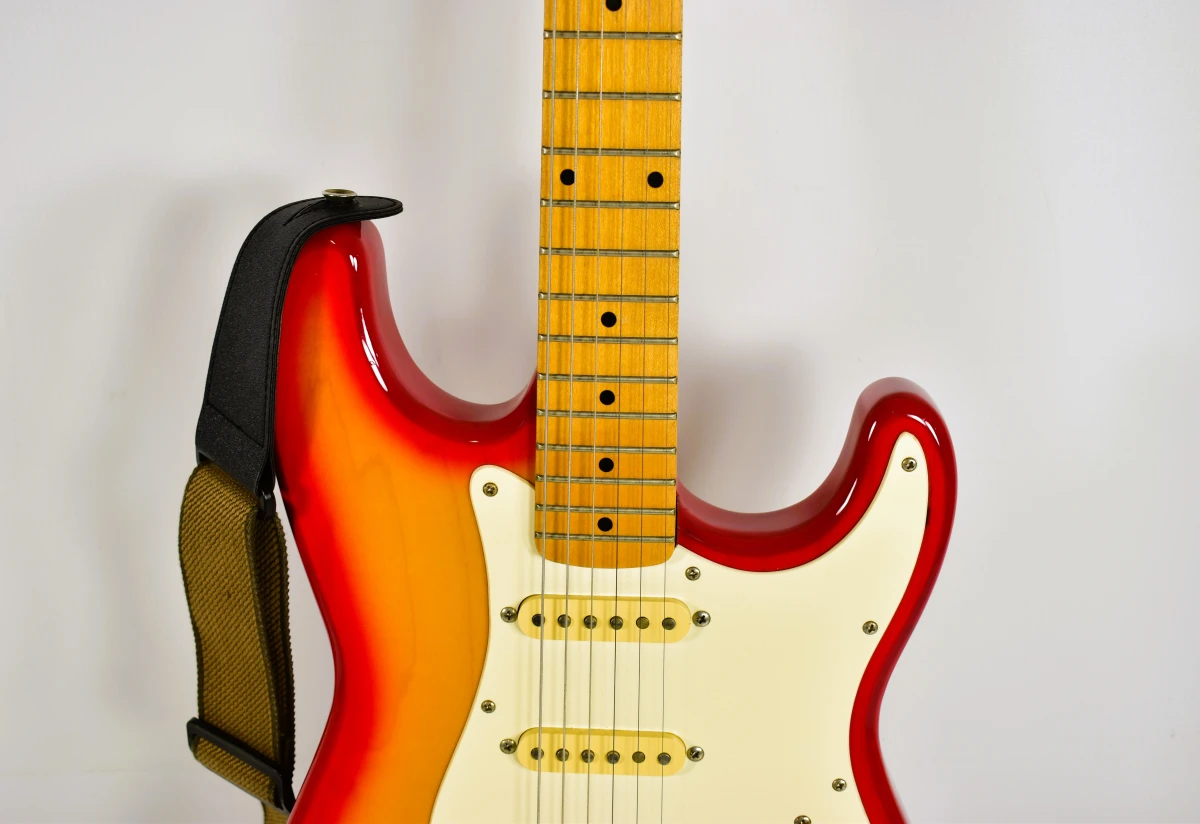 Legend Stratocaster-stijl elektrische gitaar met draagriem – sunburst