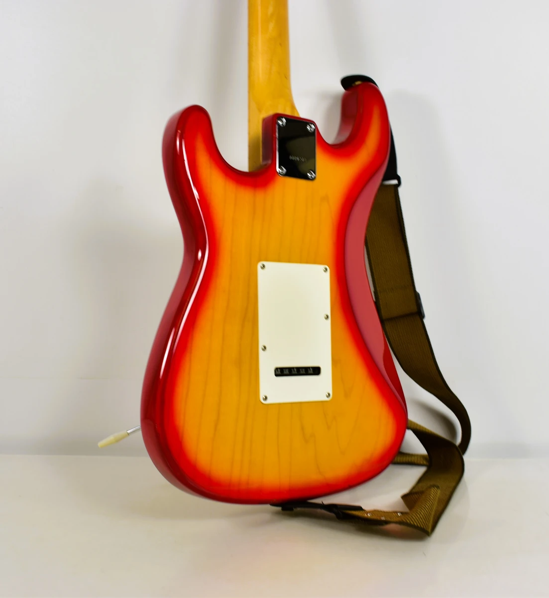 Legend Stratocaster-stijl elektrische gitaar met draagriem – sunburst