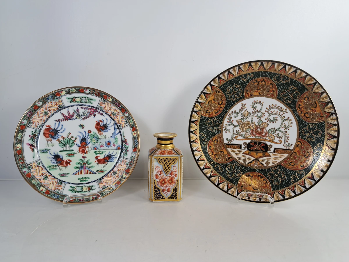 Set van 2 decoratieve borden en een vaasje met Aziatisch motief