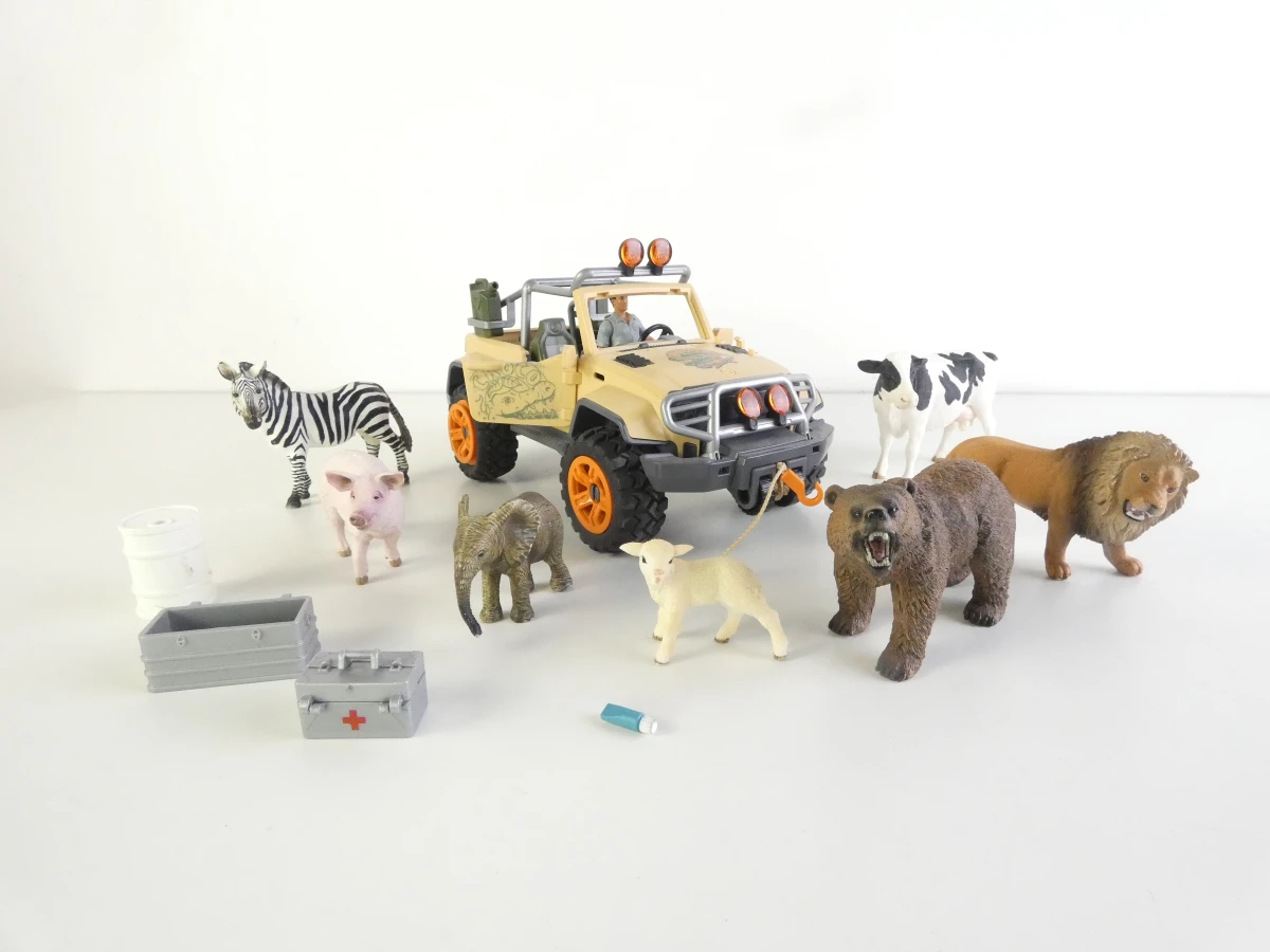 Lotje Schleich dieren een jeep