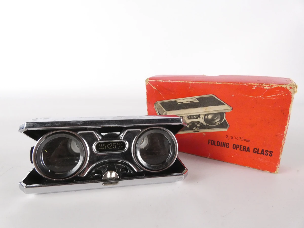 Vintage opera- en verrekijkers met hoesjes
