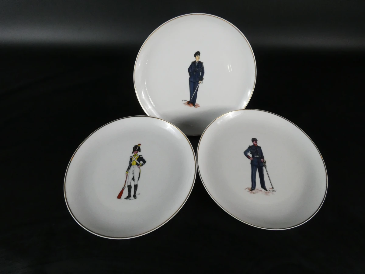 4 decoratieve borden met historische Belgische Nationale gendarmerie-uniformen