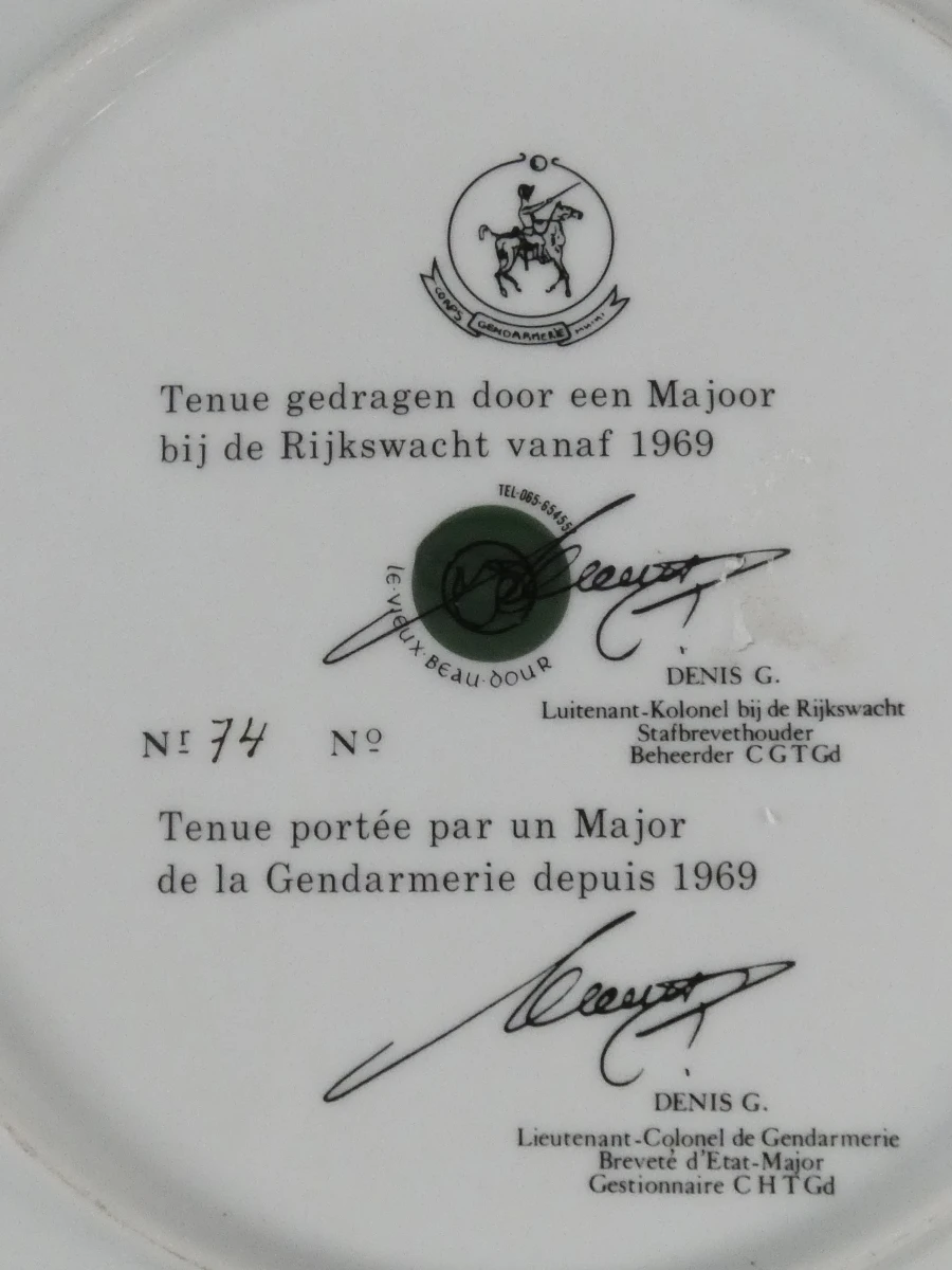 4 decoratieve borden met historische Belgische Nationale gendarmerie-uniformen