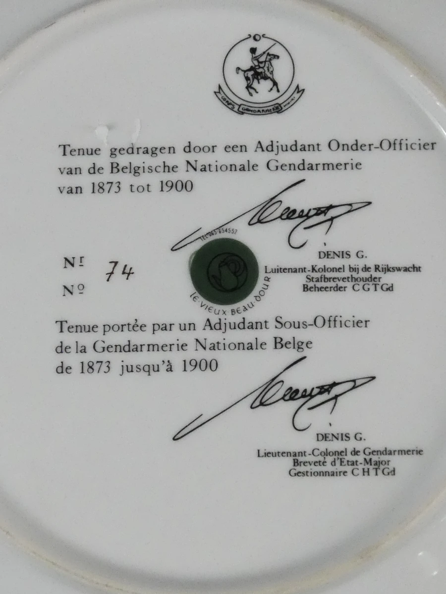 4 decoratieve borden met historische Belgische Nationale gendarmerie-uniformen