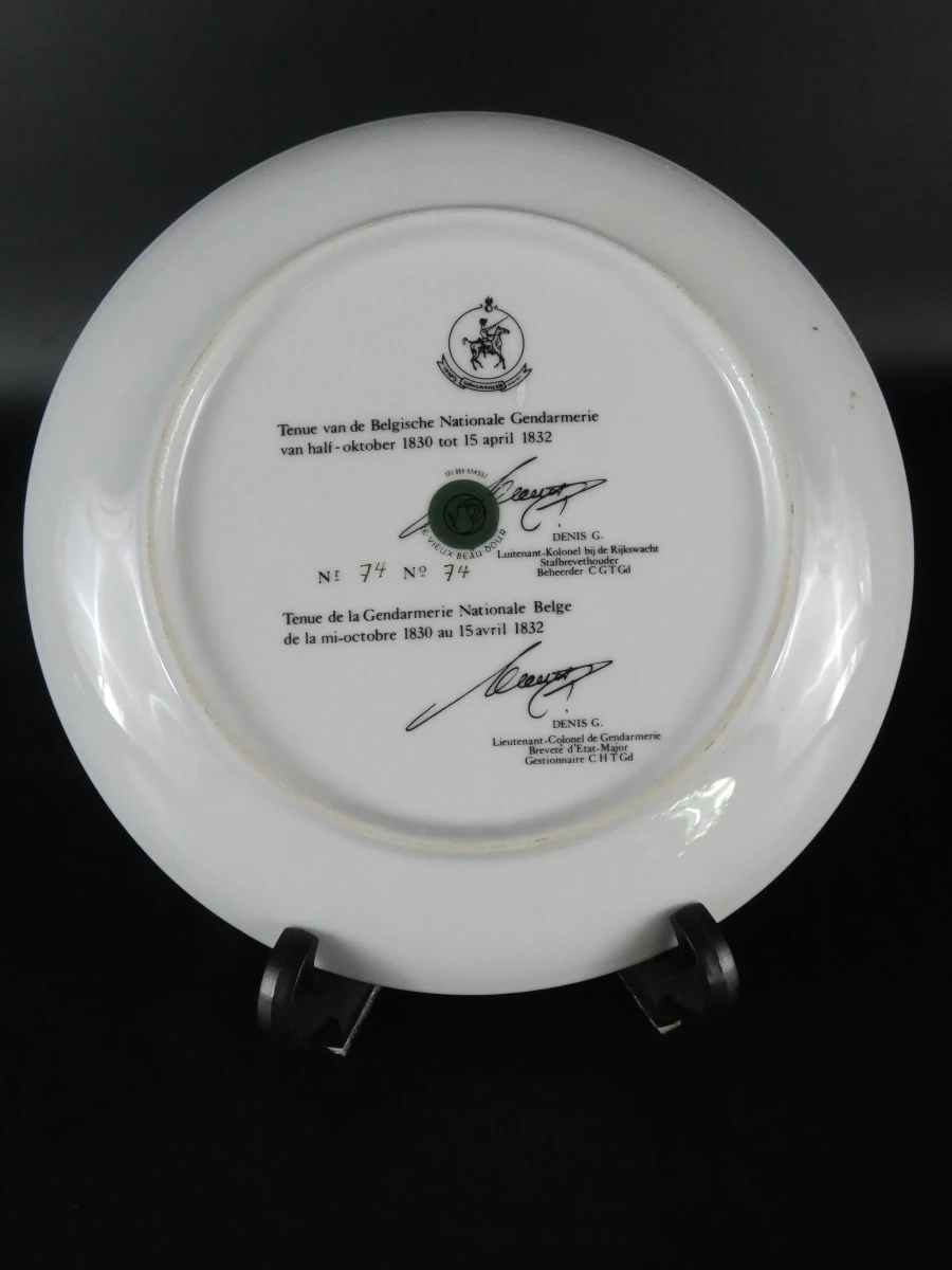 4 decoratieve borden met historische Belgische Nationale gendarmerie-uniformen