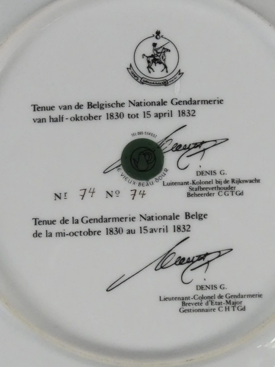 4 decoratieve borden met historische Belgische Nationale gendarmerie-uniformen