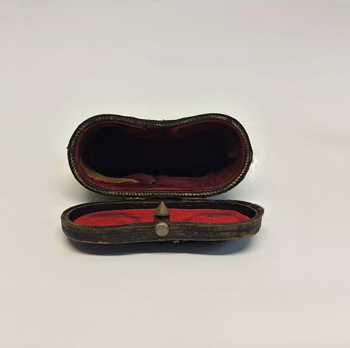 Antieke opera- of theaterkijker in leren etui