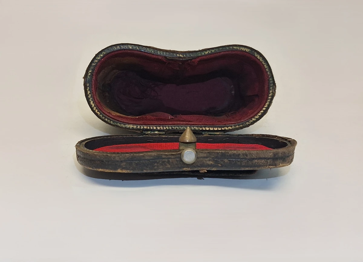 Antieke opera- of theaterkijker in leren etui
