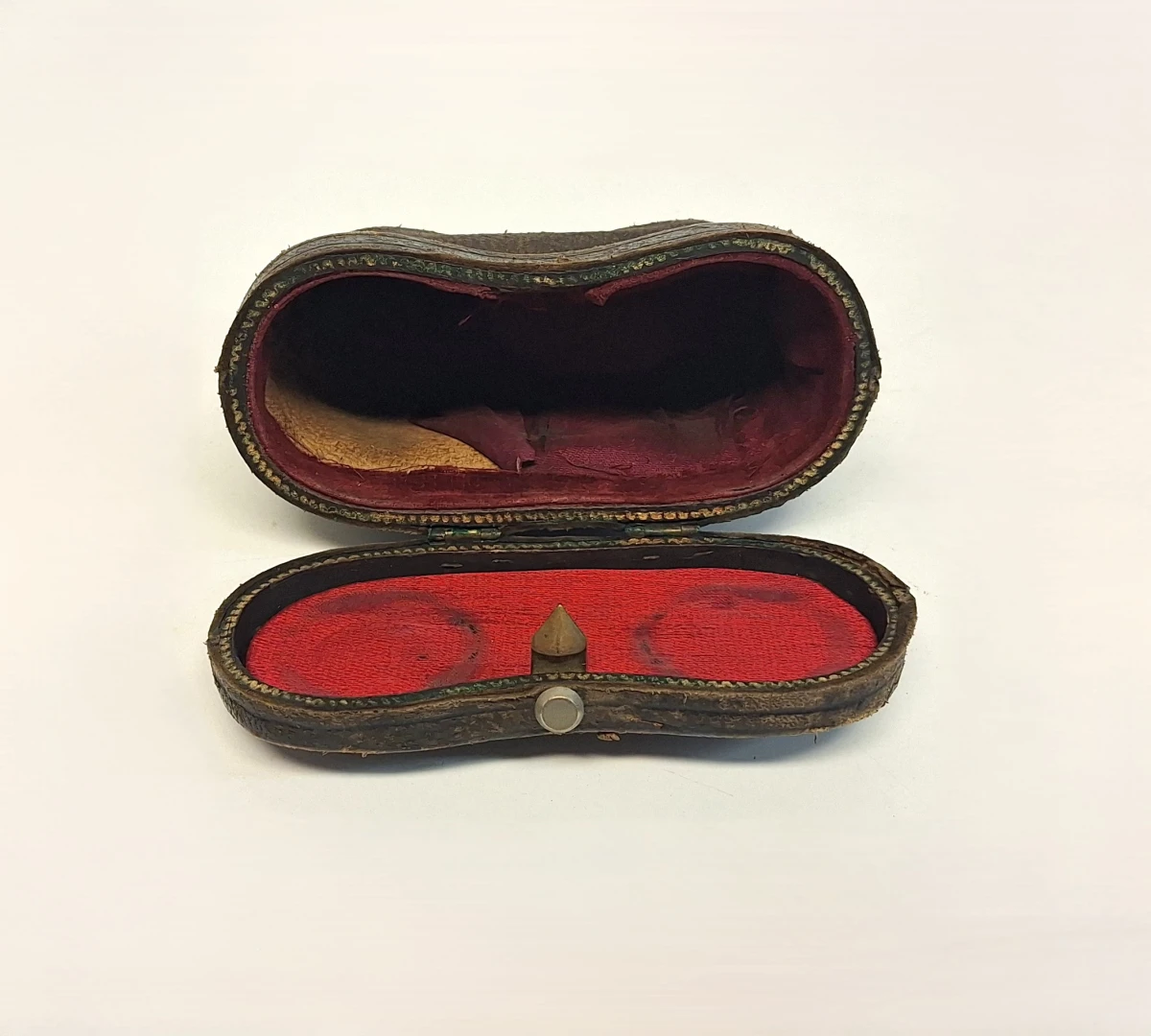 Antieke opera- of theaterkijker in leren etui