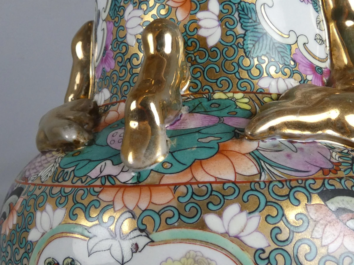 Grote vaas in Chinese stijl met rijke decoratie
