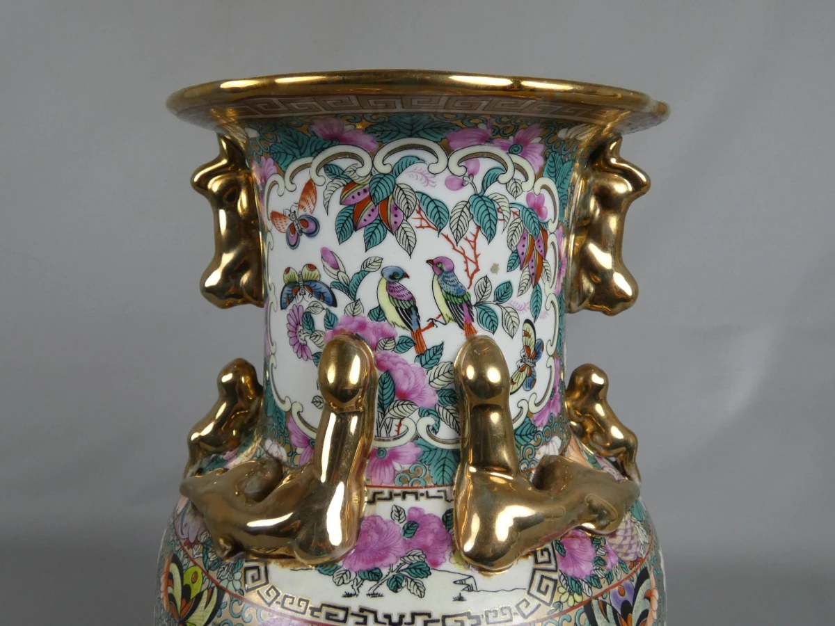 Grote vaas in Chinese stijl met rijke decoratie