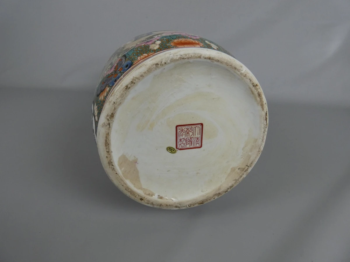 Grote vaas in Chinese stijl met rijke decoratie