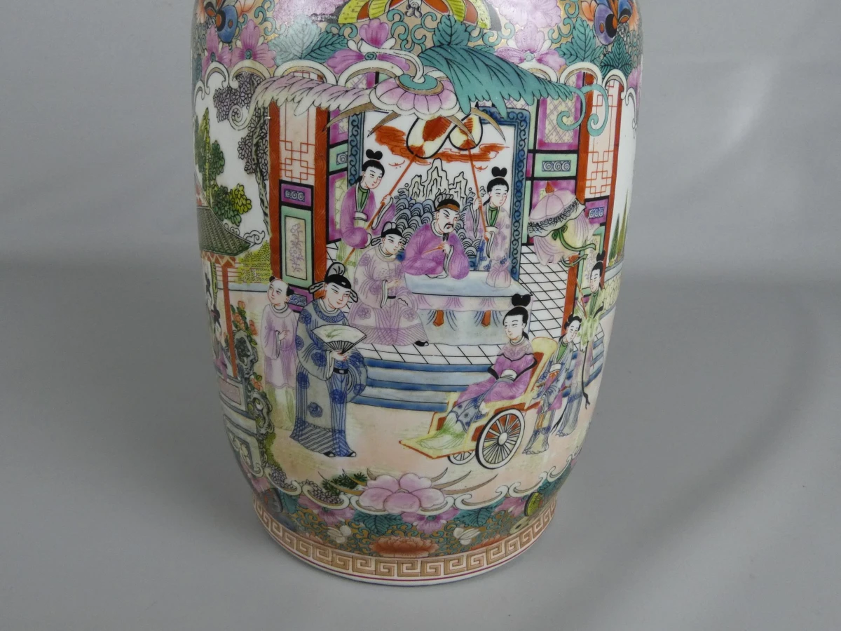 Grote vaas in Chinese stijl met rijke decoratie