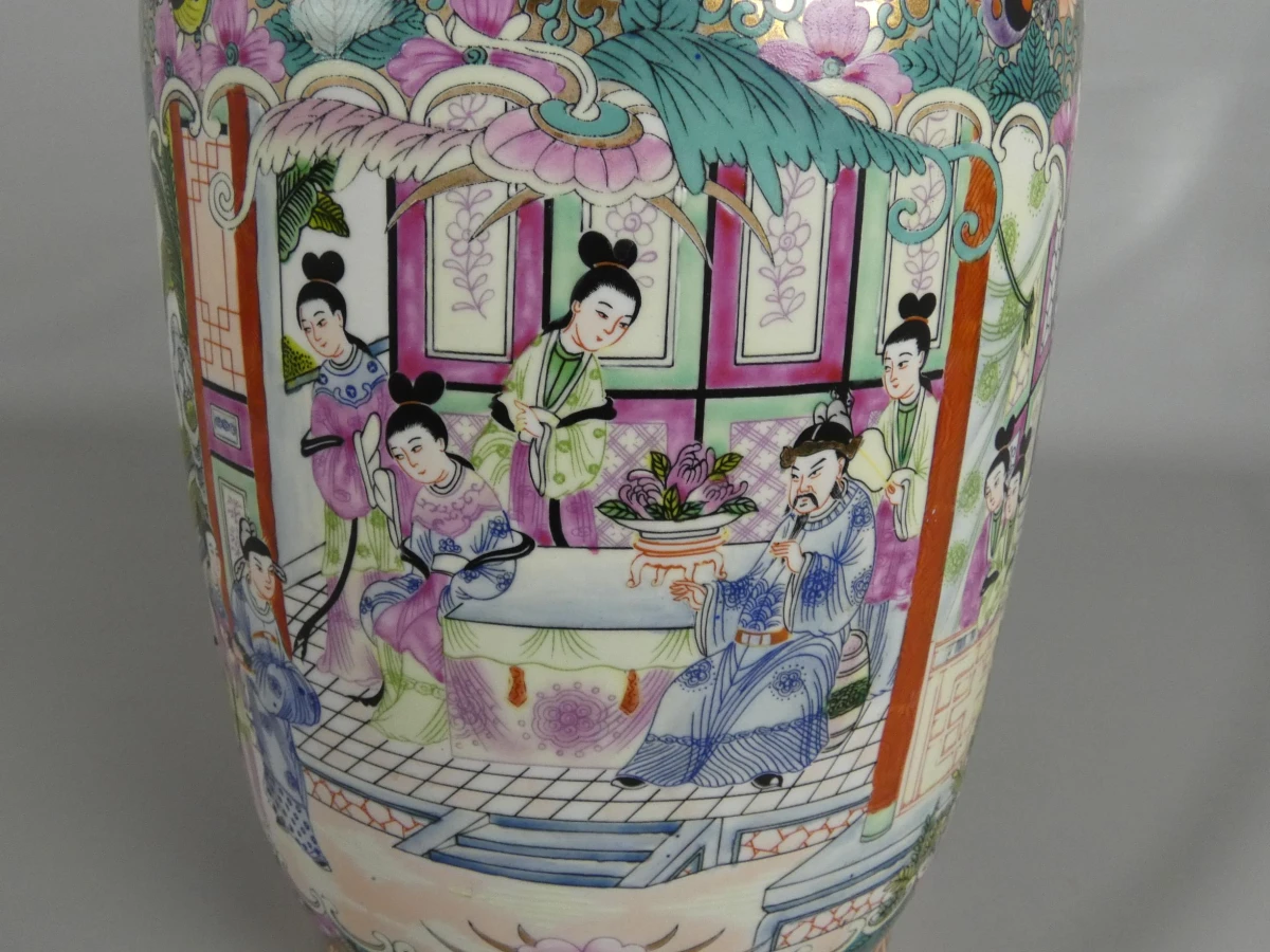 Grote vaas in Chinese stijl met rijke decoratie