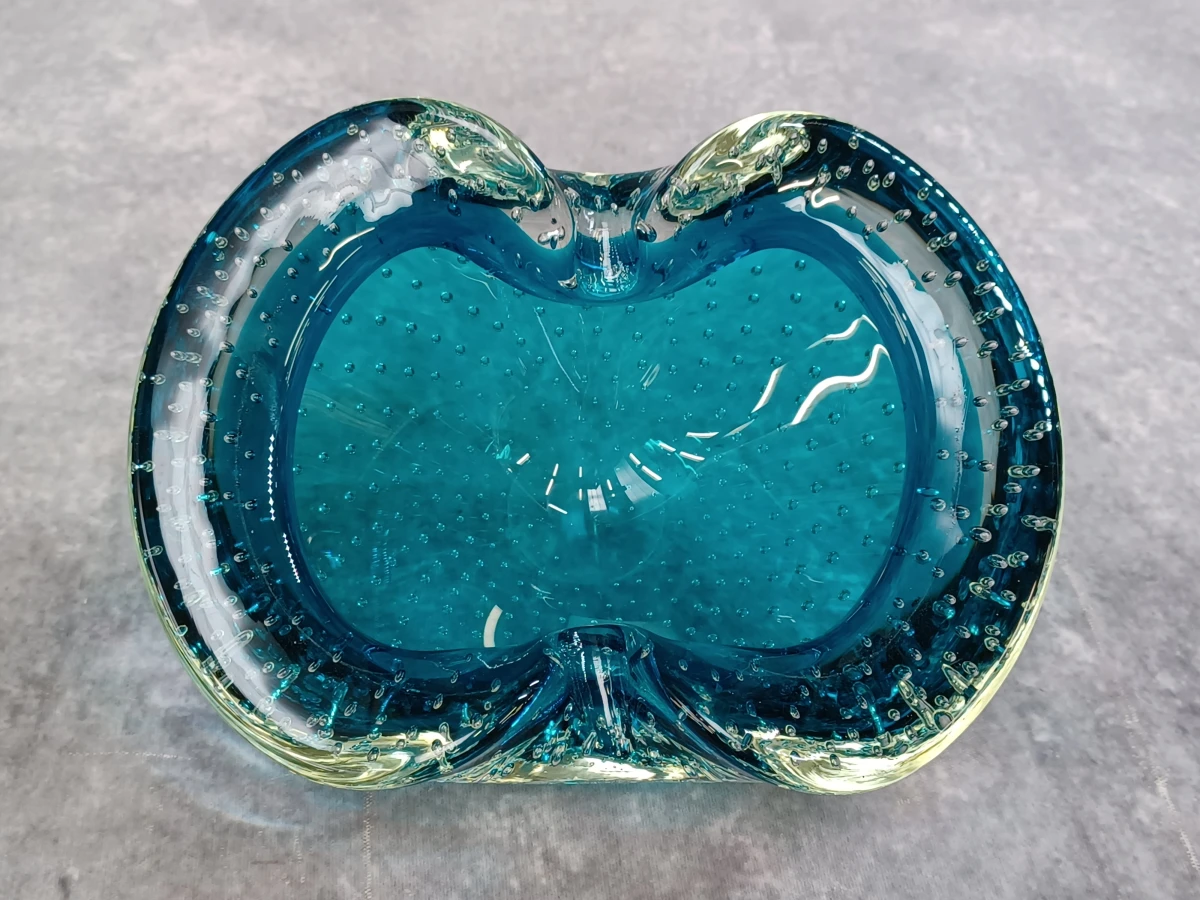 Vintage mid-century glazen asbak met sommerso- en bullicante-techniek - Murano