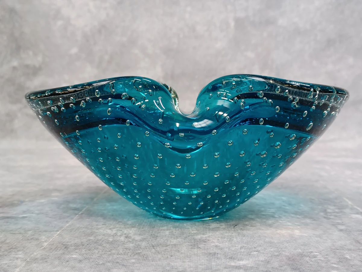 Vintage mid-century glazen asbak met sommerso- en bullicante-techniek - Murano