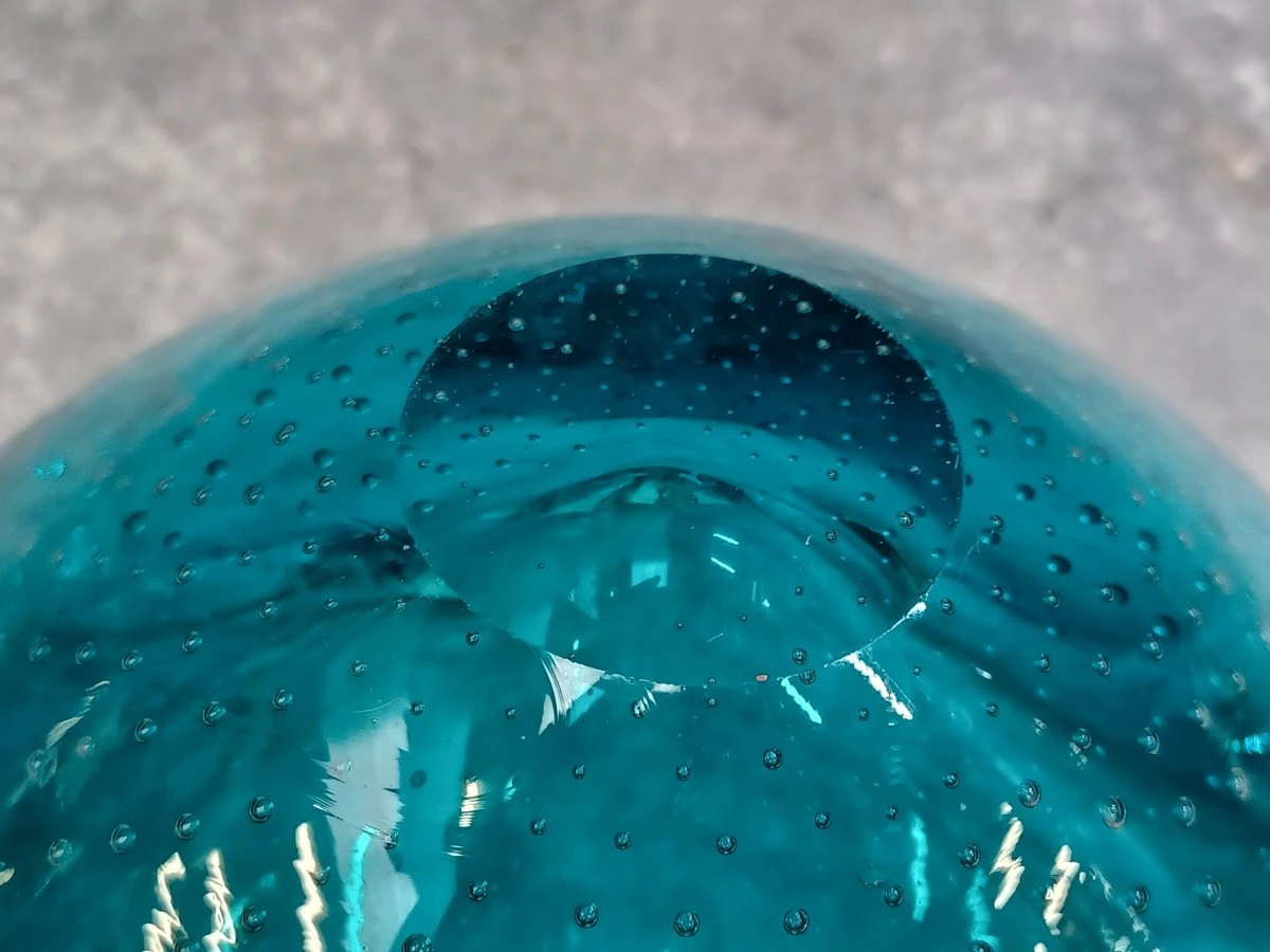 Vintage mid-century glazen asbak met sommerso- en bullicante-techniek - Murano