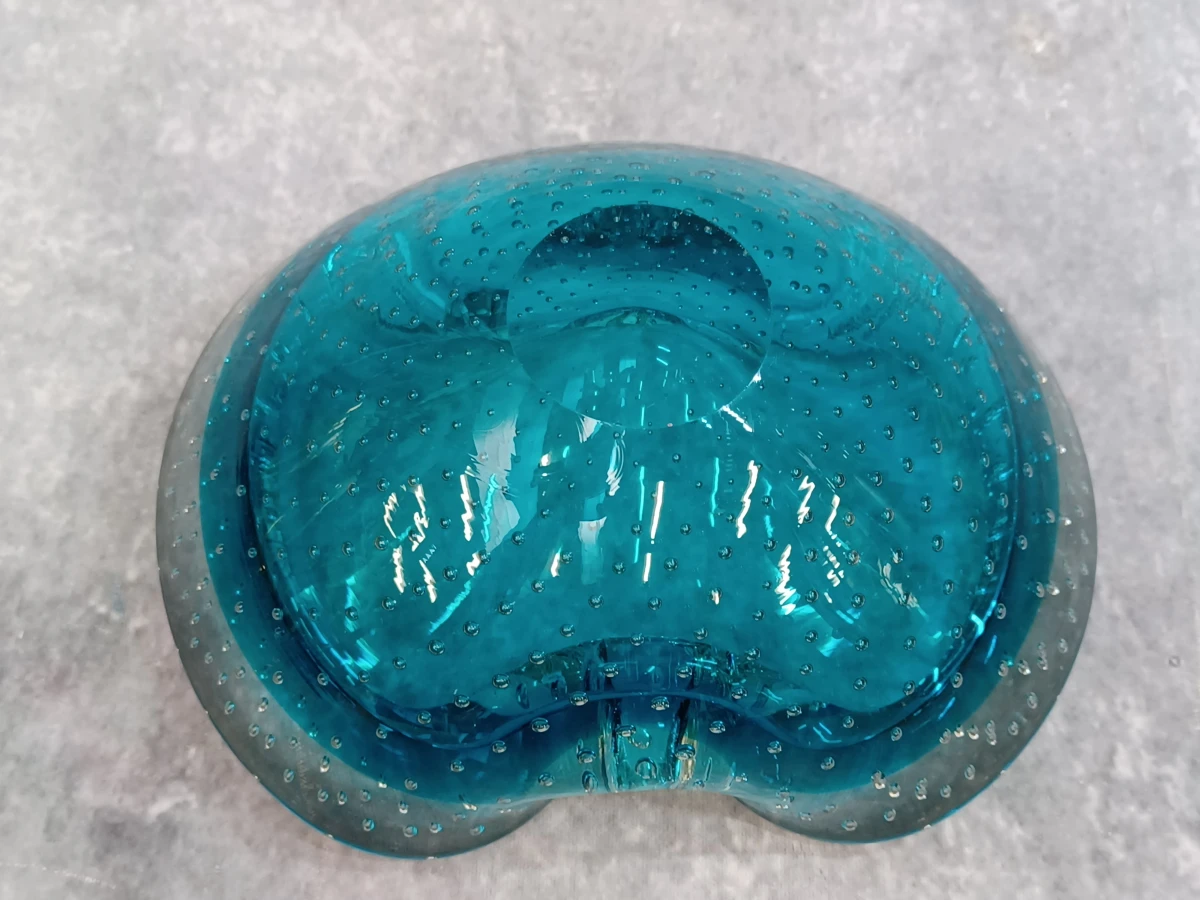 Vintage mid-century glazen asbak met sommerso- en bullicante-techniek - Murano