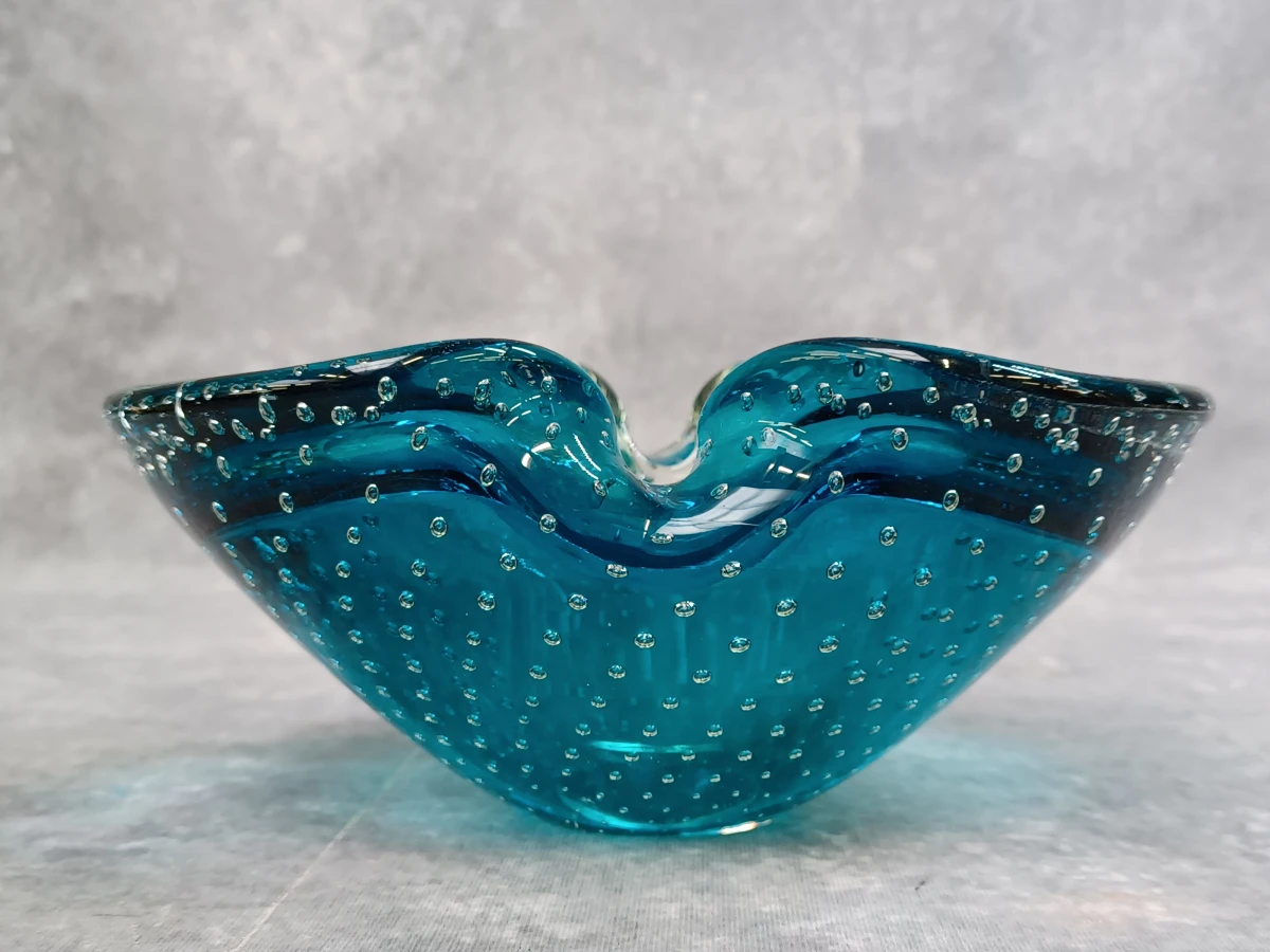Vintage mid-century glazen asbak met sommerso- en bullicante-techniek - Murano