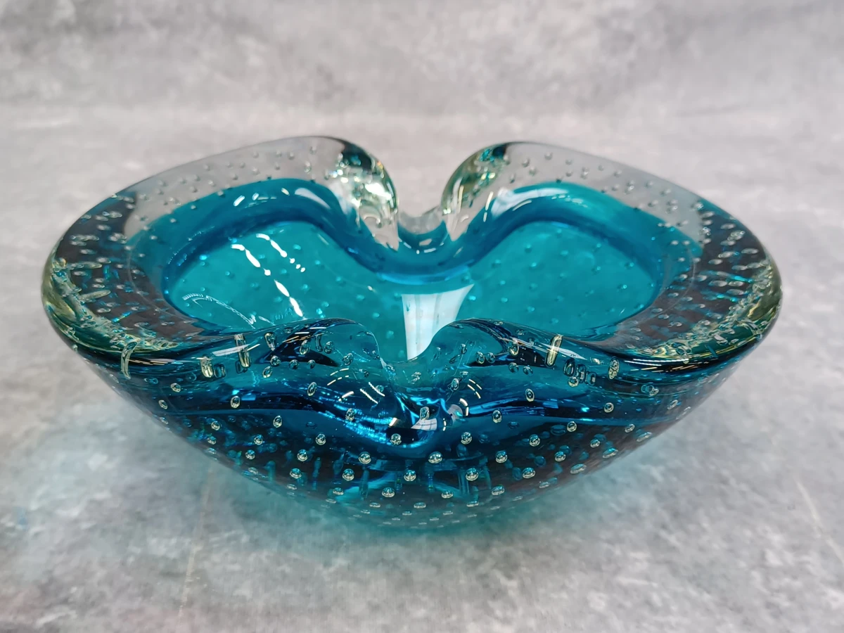 Vintage mid-century glazen asbak met sommerso- en bullicante-techniek - Murano