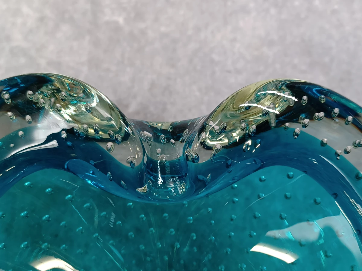 Vintage mid-century glazen asbak met sommerso- en bullicante-techniek - Murano