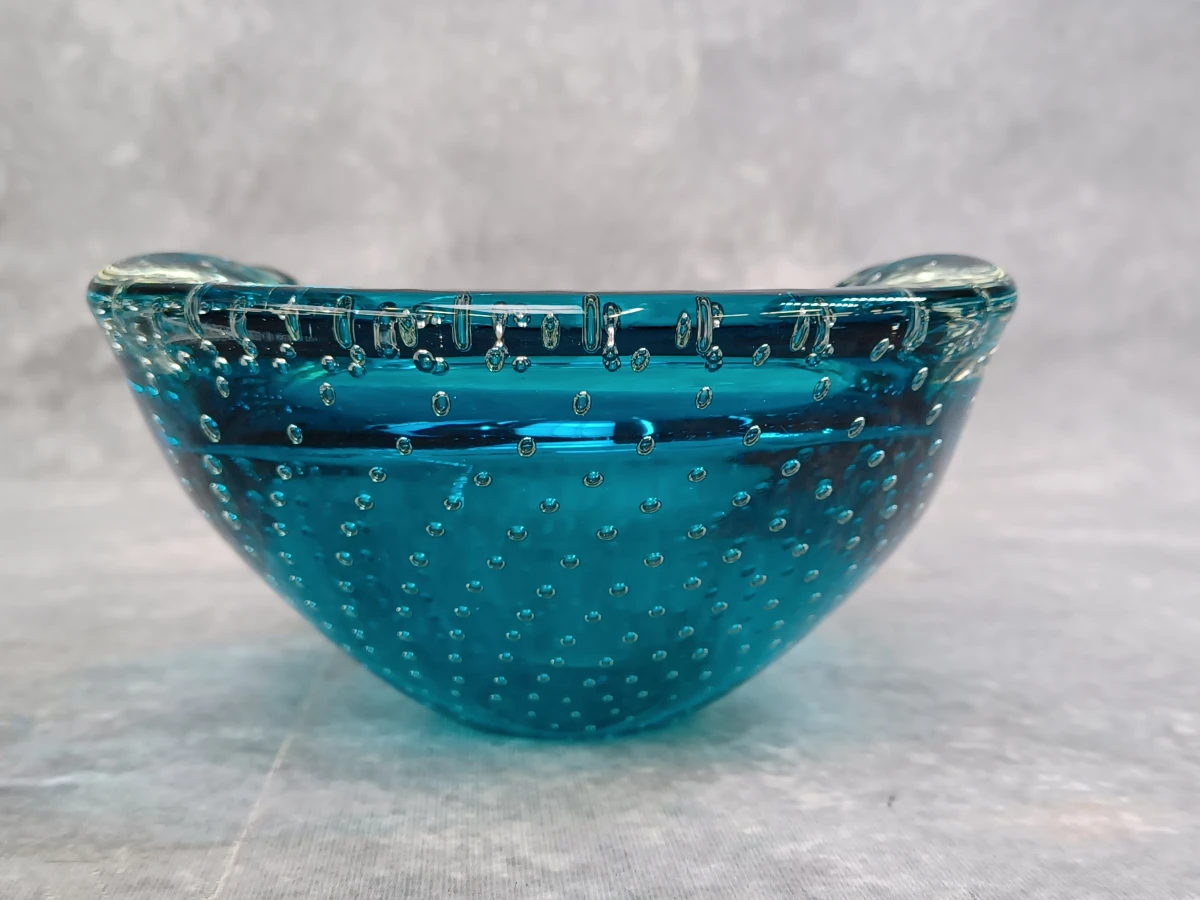 Vintage mid-century glazen asbak met sommerso- en bullicante-techniek - Murano