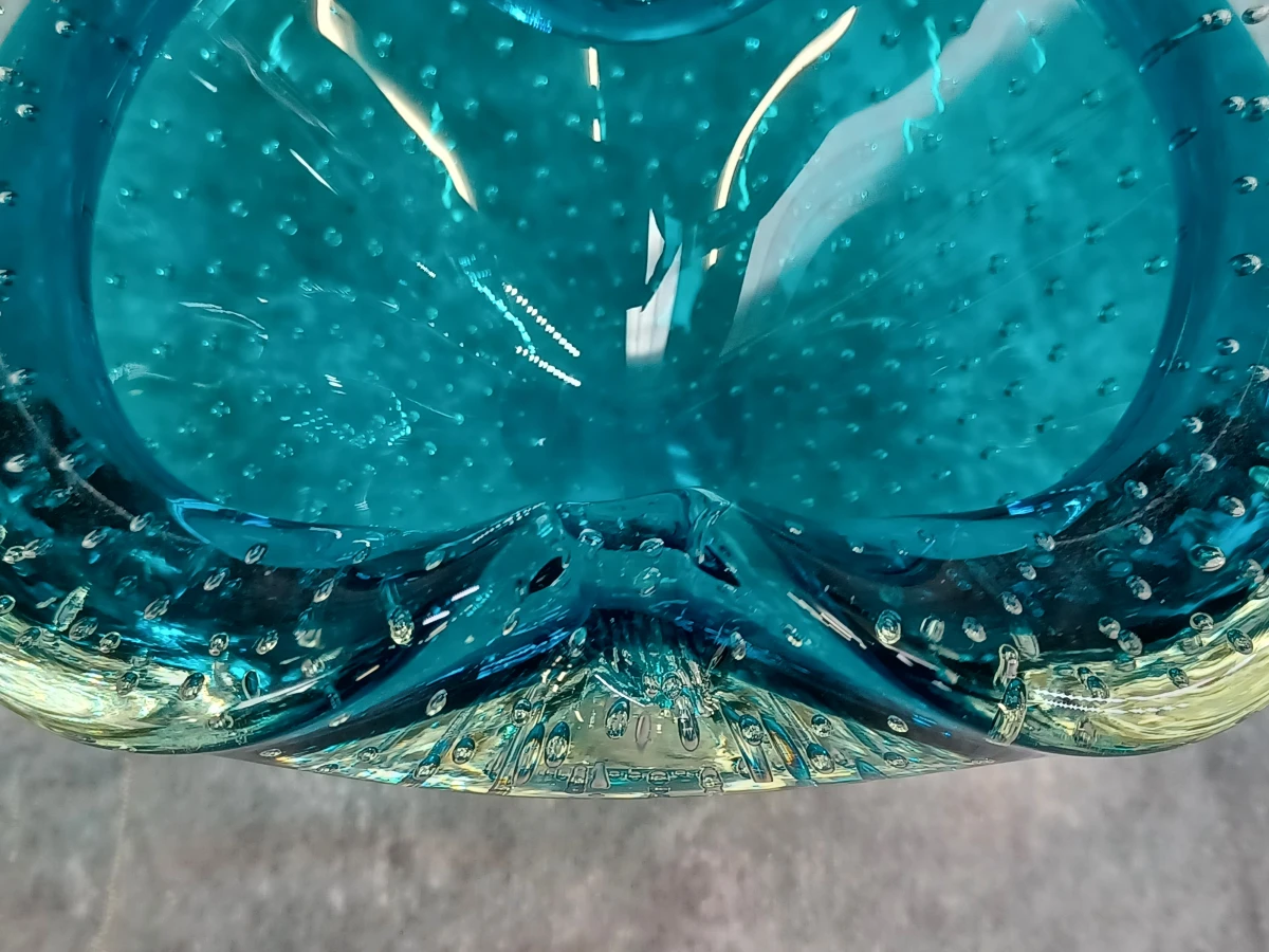 Vintage mid-century glazen asbak met sommerso- en bullicante-techniek - Murano