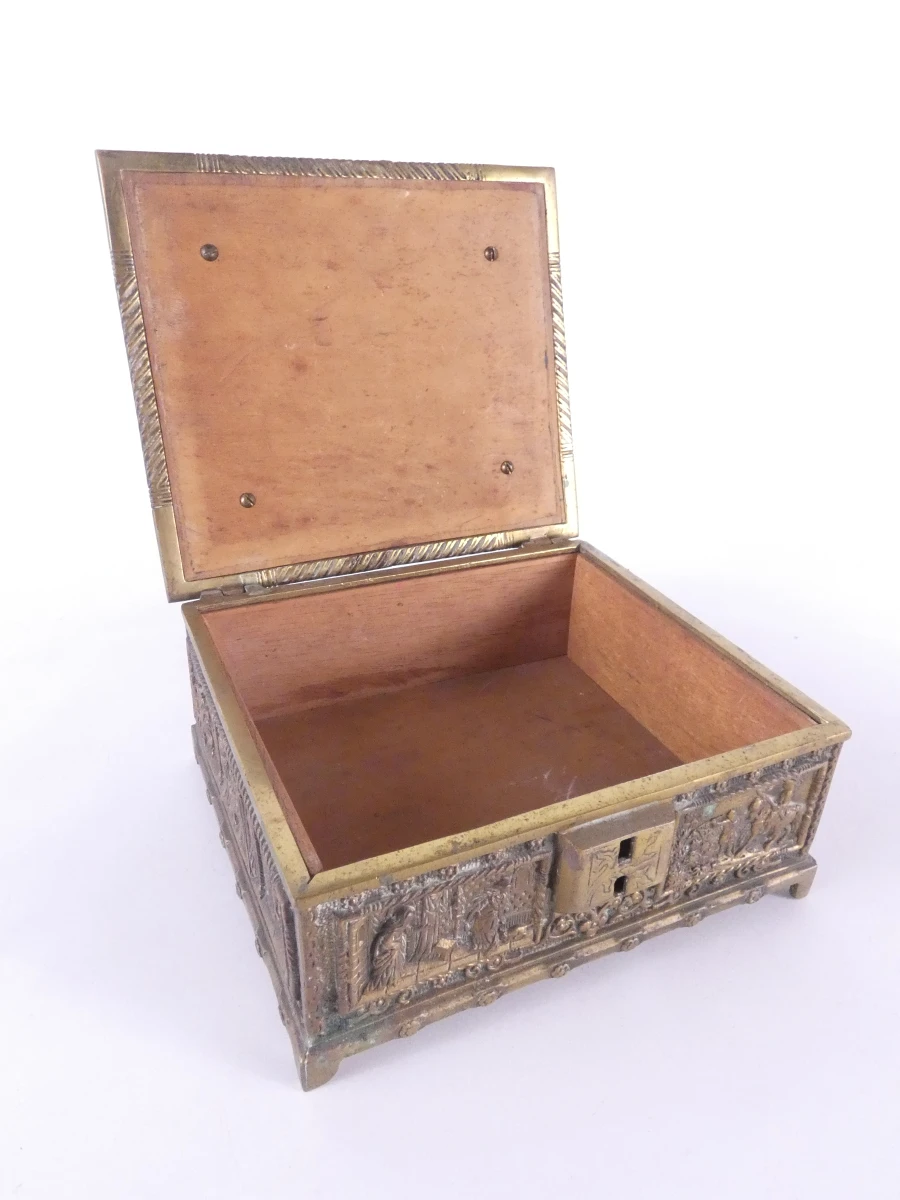 Vintage bronzen juwelenkist met reliëfdecoratie