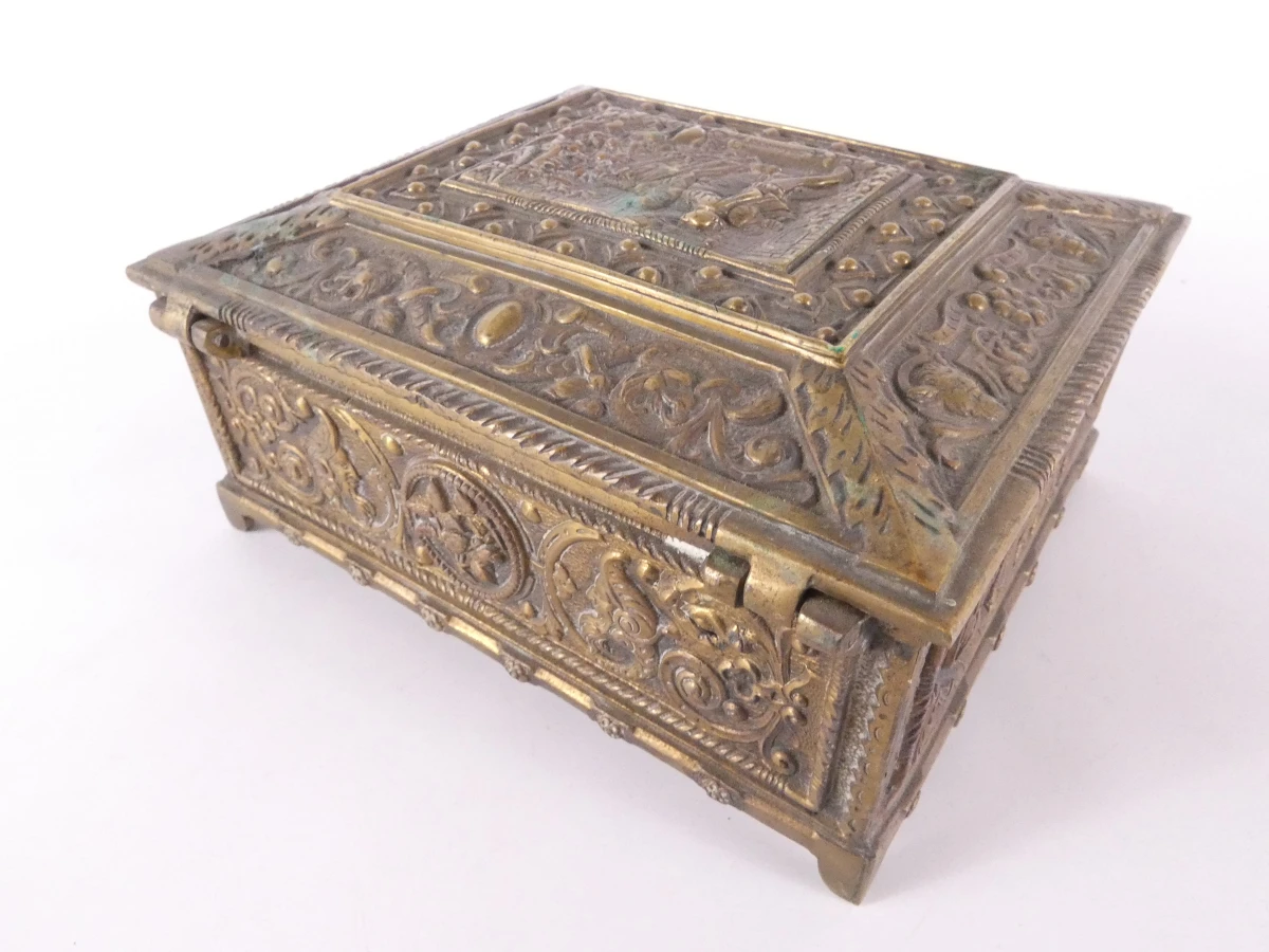 Vintage bronzen juwelenkist met reliëfdecoratie