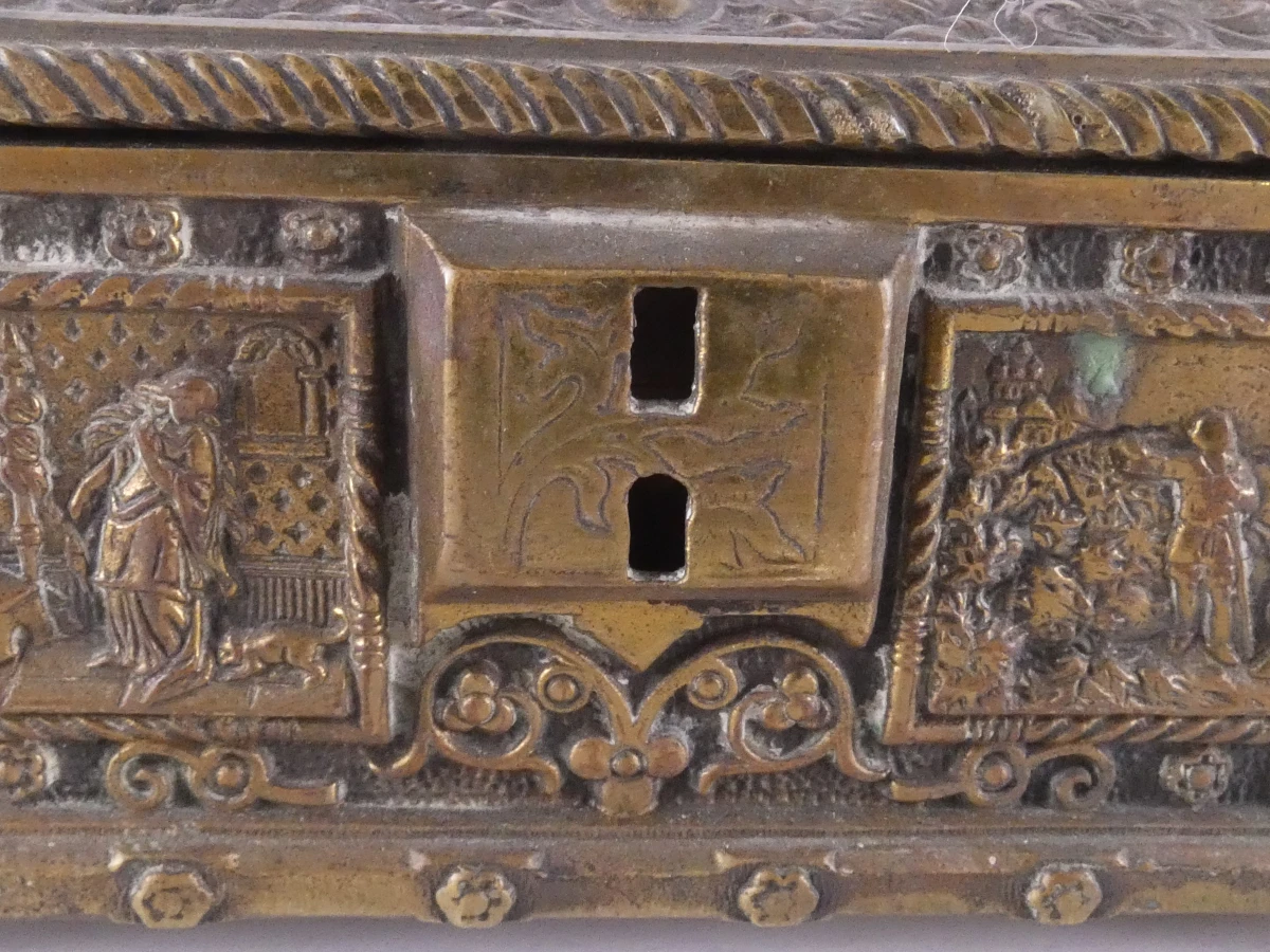 Vintage bronzen juwelenkist met reliëfdecoratie