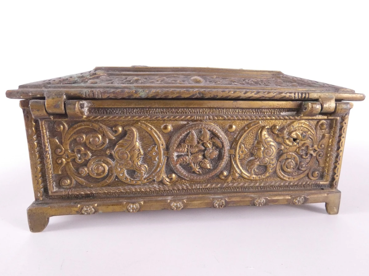 Vintage bronzen juwelenkist met reliëfdecoratie