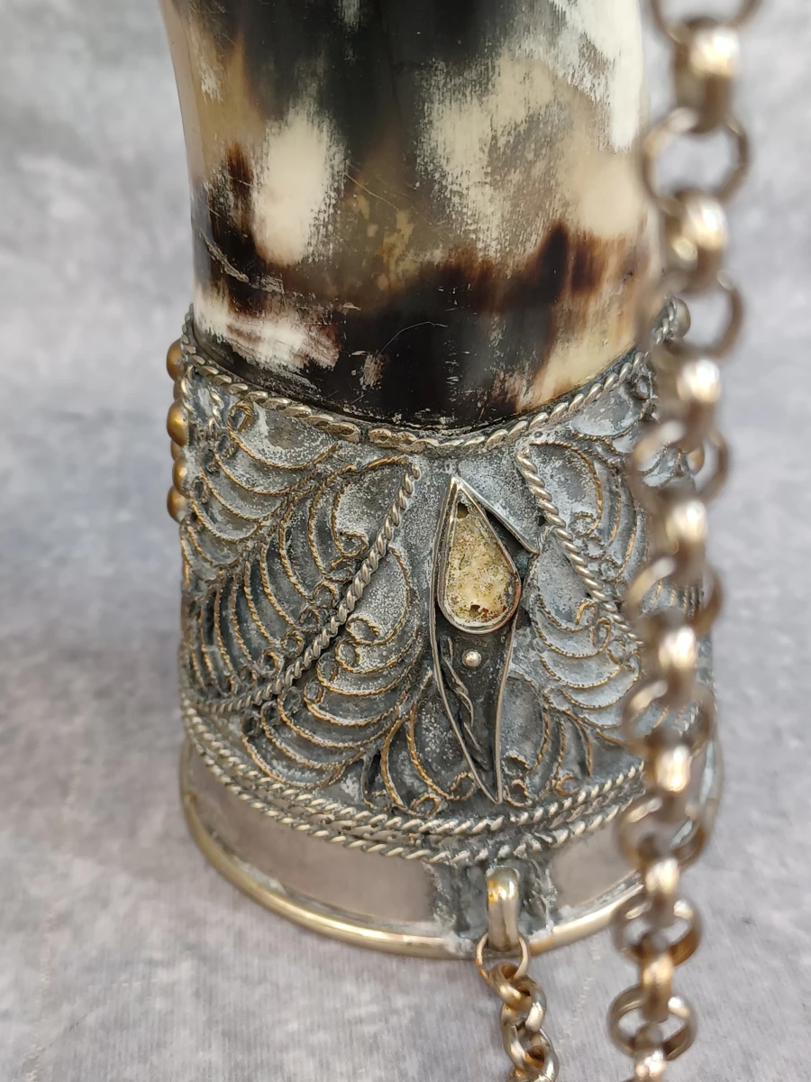 Set van 3 traditionele drinkhoorns (Kantsi) met rijk metalen beslag - Kaukasische stijl